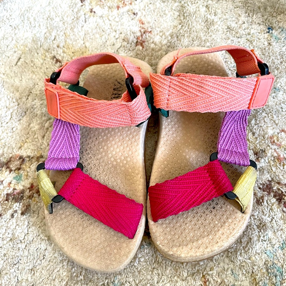 Lightly used Zara girls sandals. Size 25